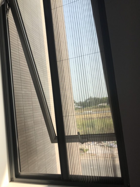 Cửa sổ phòng ngủ + cửa lưới xếp chống muỗi 